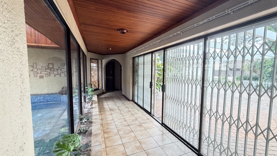 5 Bedroom Property for Sale in Lakefield Gauteng