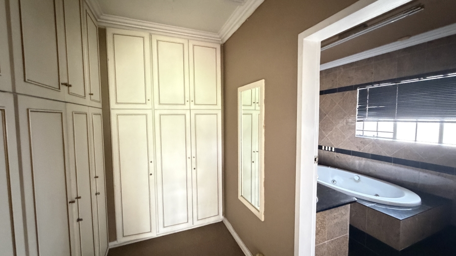5 Bedroom Property for Sale in Lakefield Gauteng