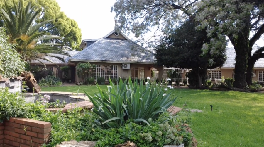 5 Bedroom Property for Sale in Lakefield Gauteng