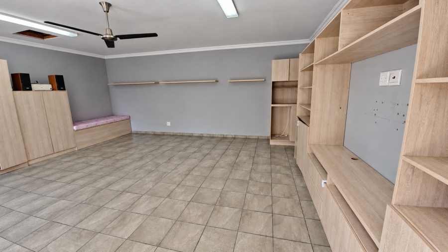 To Let Commercial Property for Rent in Douglasdale Gauteng
