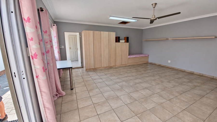To Let Commercial Property for Rent in Douglasdale Gauteng