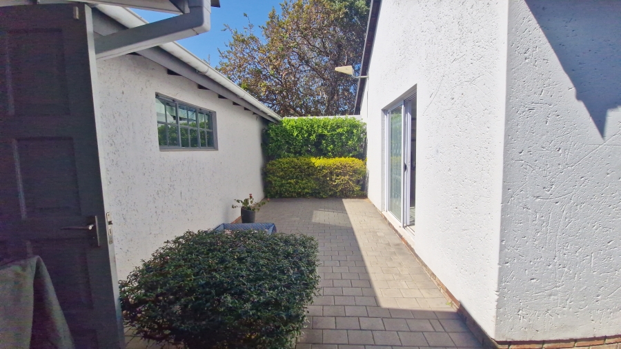 To Let Commercial Property for Rent in Douglasdale Gauteng