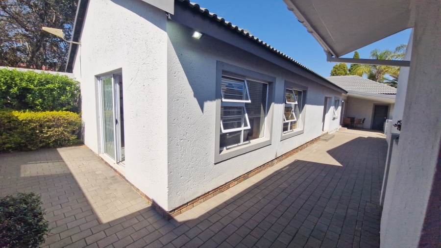 To Let Commercial Property for Rent in Douglasdale Gauteng
