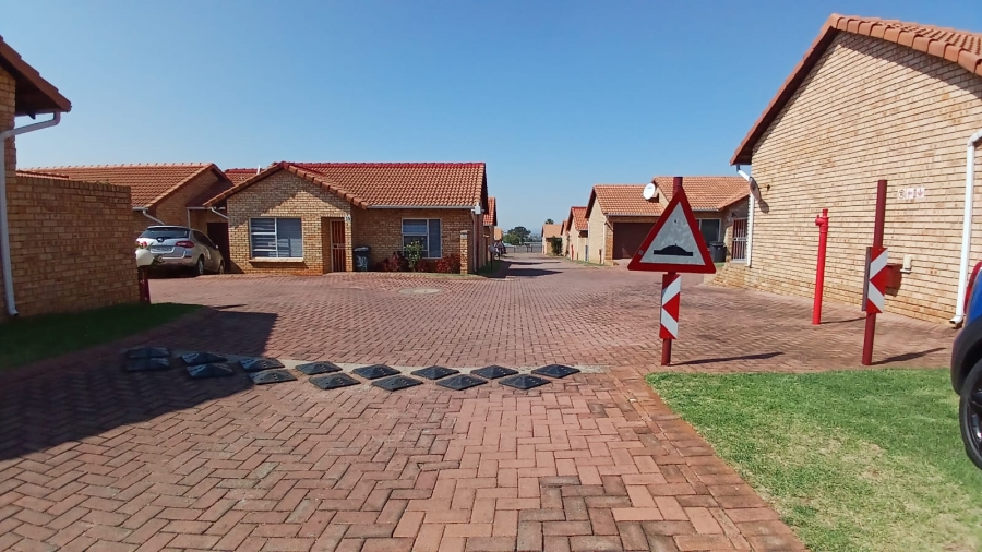 2 Bedroom Property for Sale in Groblerpark Gauteng