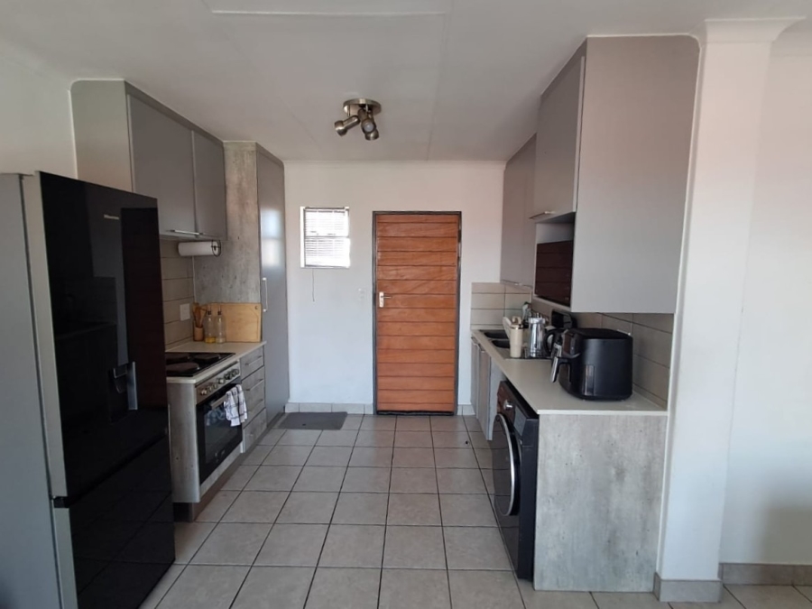 2 Bedroom Property for Sale in Monavoni Gauteng
