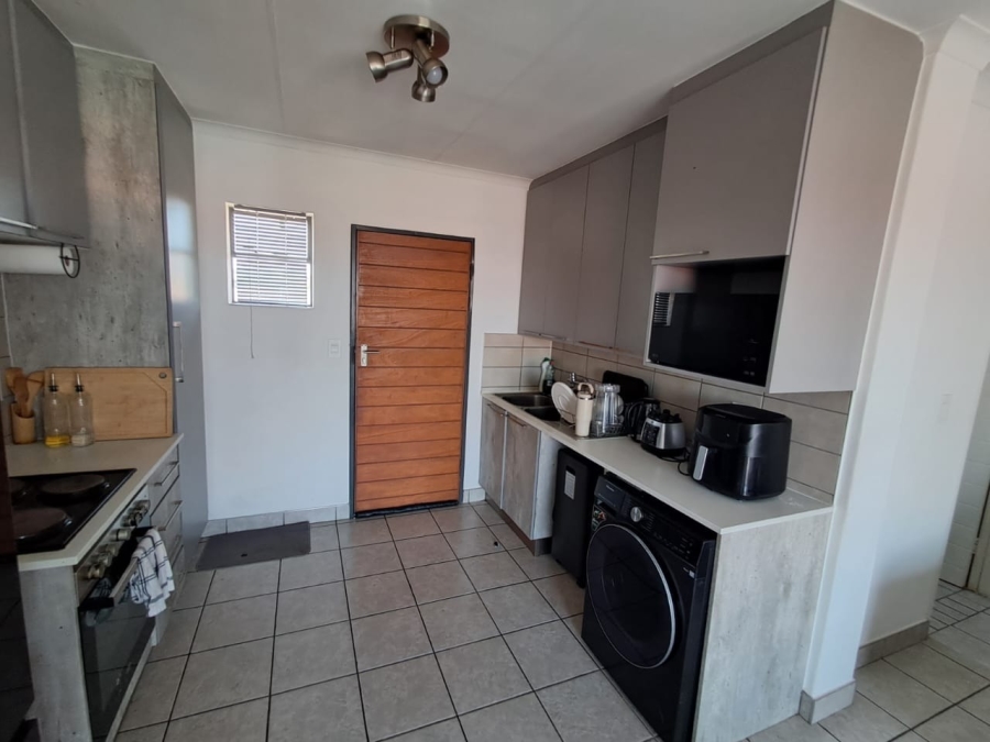 2 Bedroom Property for Sale in Monavoni Gauteng