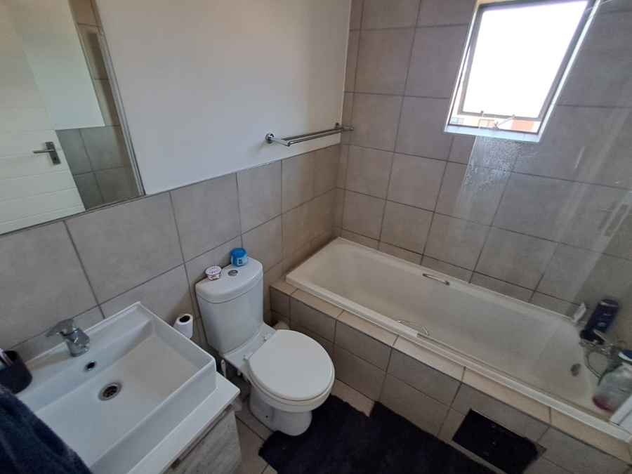 2 Bedroom Property for Sale in Monavoni Gauteng