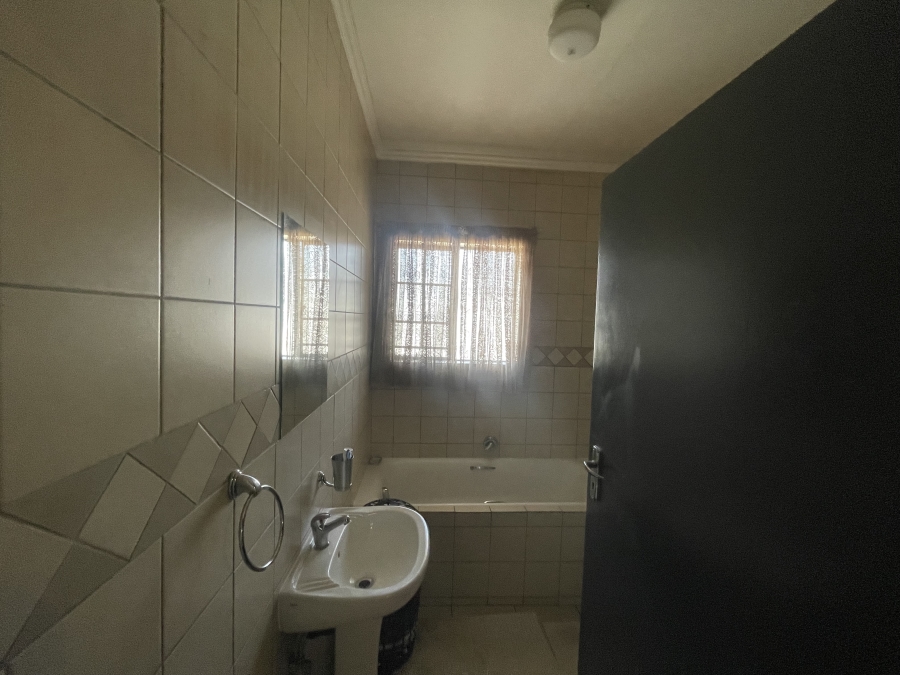To Let 2 Bedroom Property for Rent in Noordwyk Gauteng