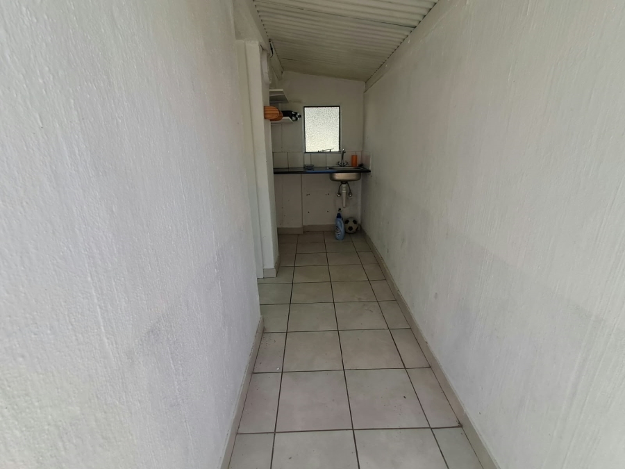 To Let 1 Bedroom Property for Rent in Fontainebleau Gauteng
