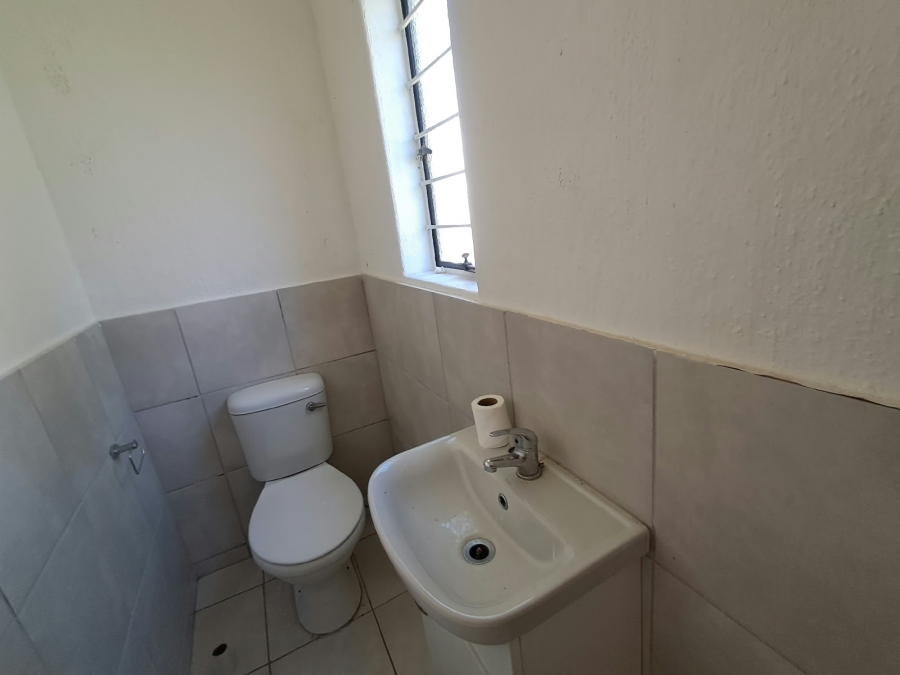 To Let 1 Bedroom Property for Rent in Fontainebleau Gauteng