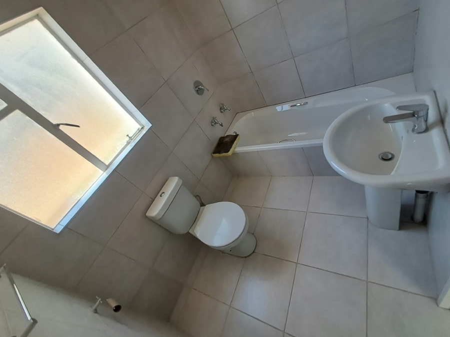 To Let 1 Bedroom Property for Rent in Fontainebleau Gauteng