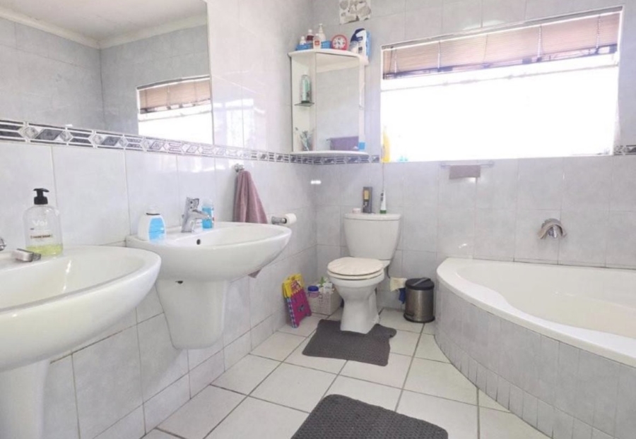 4 Bedroom Property for Sale in Brackendowns Gauteng