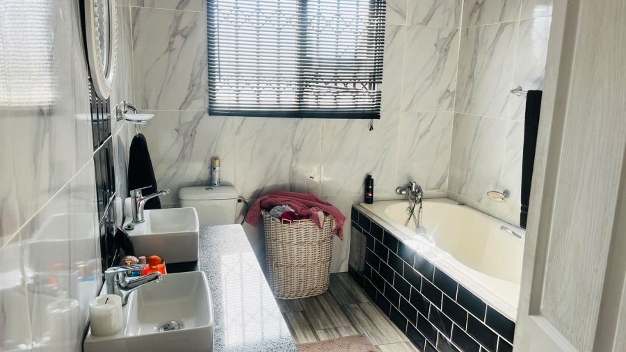 3 Bedroom Property for Sale in Crystal Park Gauteng
