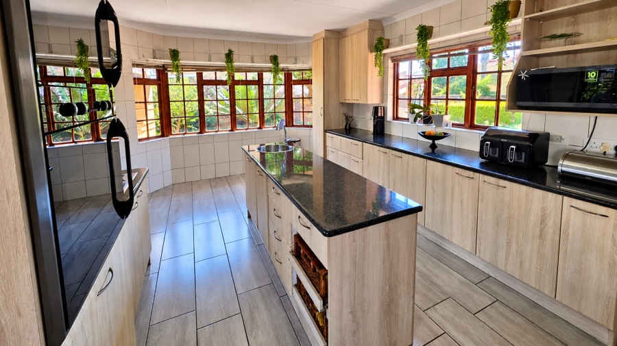 5 Bedroom Property for Sale in Glen Marais Gauteng