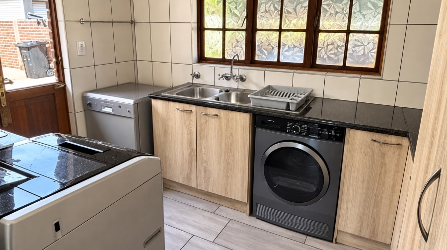 5 Bedroom Property for Sale in Glen Marais Gauteng