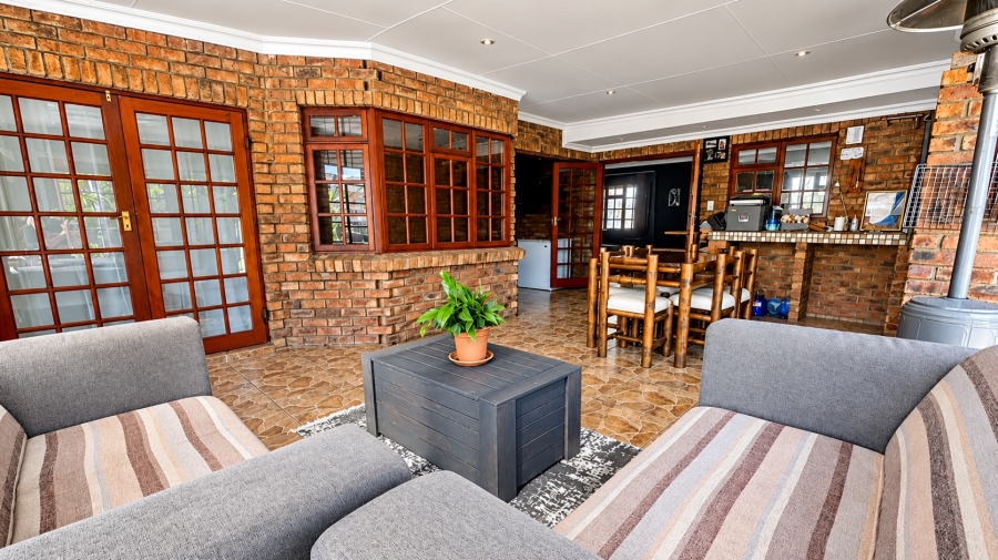 5 Bedroom Property for Sale in Glen Marais Gauteng