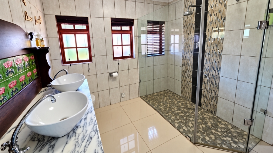 5 Bedroom Property for Sale in Glen Marais Gauteng