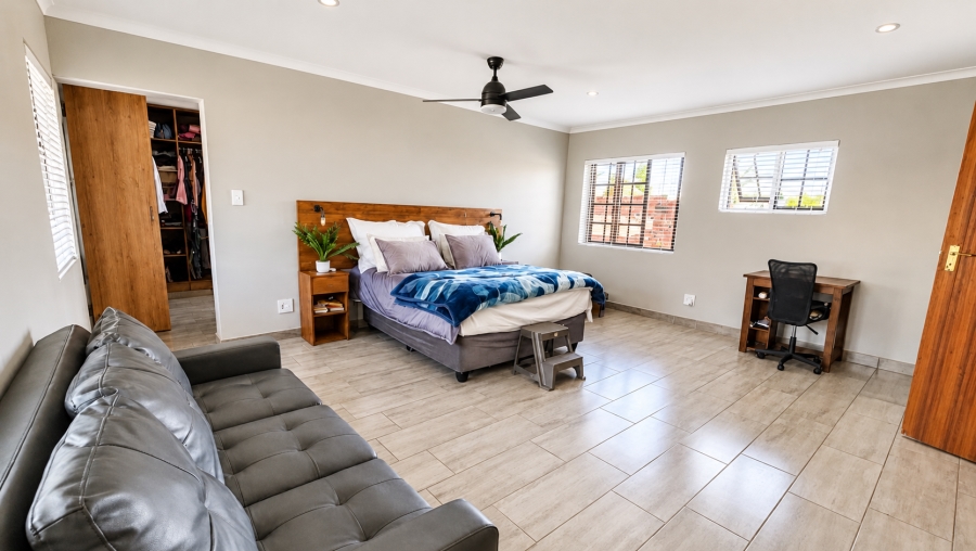 5 Bedroom Property for Sale in Glen Marais Gauteng