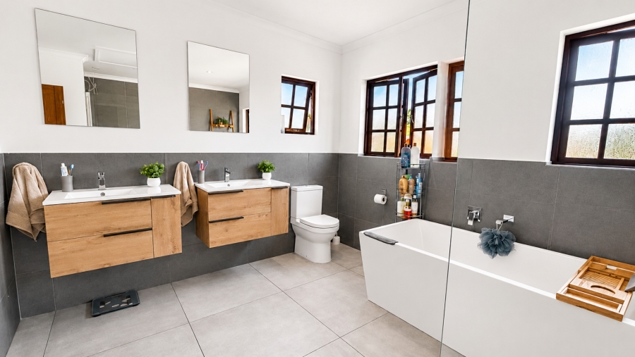 5 Bedroom Property for Sale in Glen Marais Gauteng