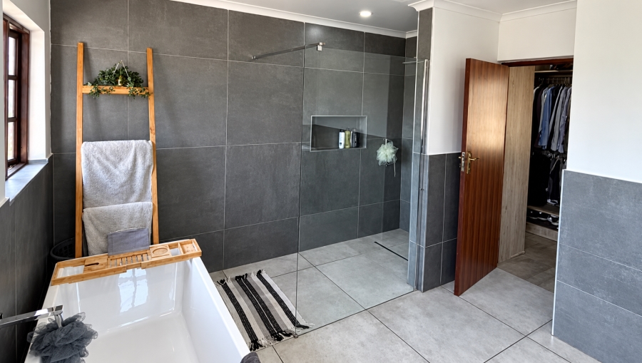 5 Bedroom Property for Sale in Glen Marais Gauteng
