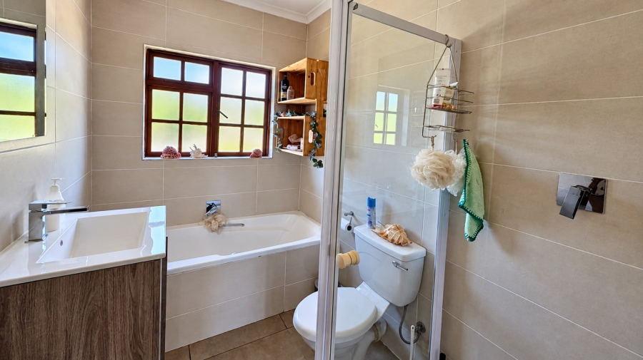 5 Bedroom Property for Sale in Glen Marais Gauteng