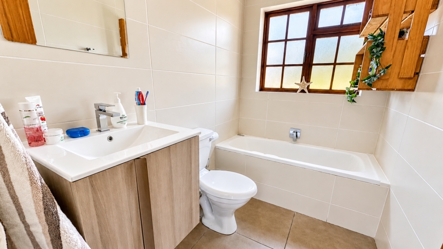 5 Bedroom Property for Sale in Glen Marais Gauteng