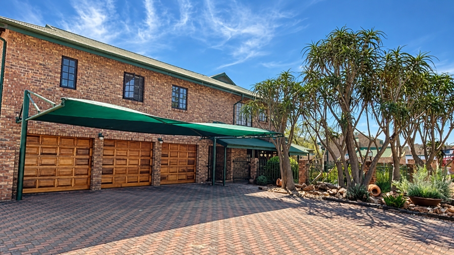 5 Bedroom Property for Sale in Glen Marais Gauteng