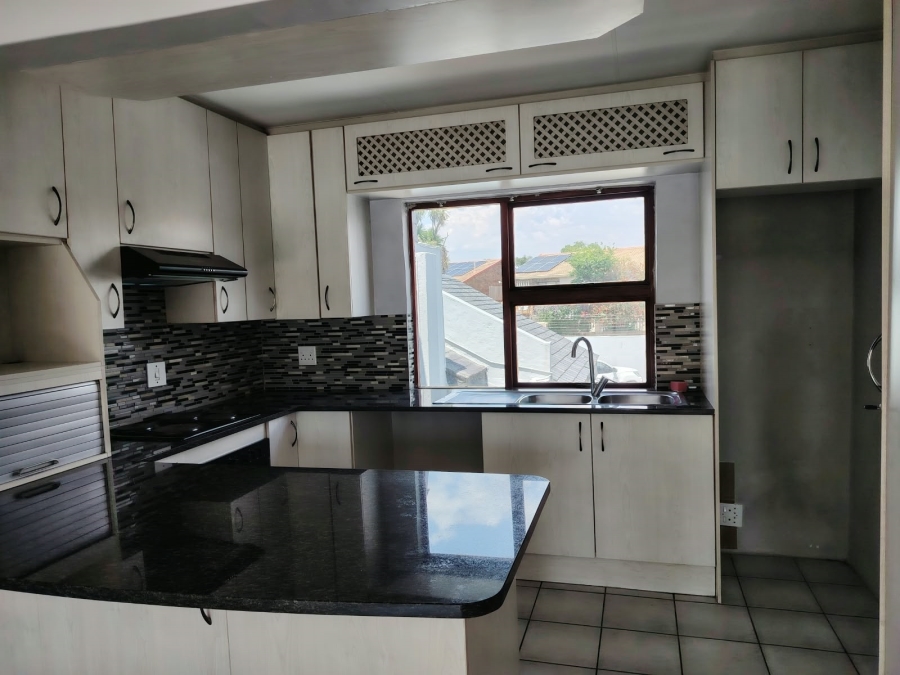 To Let 3 Bedroom Property for Rent in Lakefield Gauteng