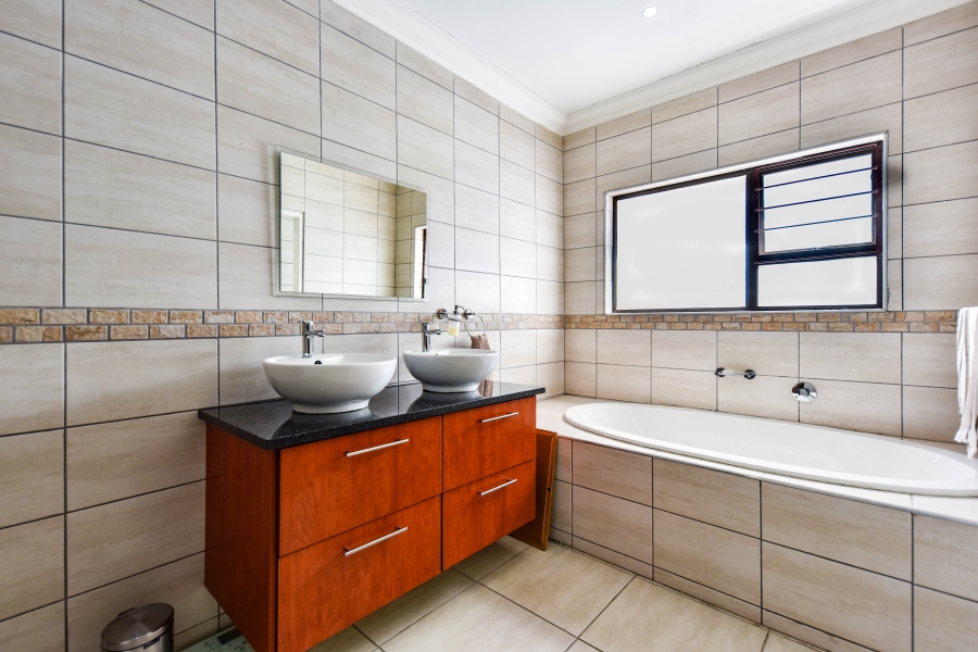 4 Bedroom Property for Sale in Amandasig Gauteng
