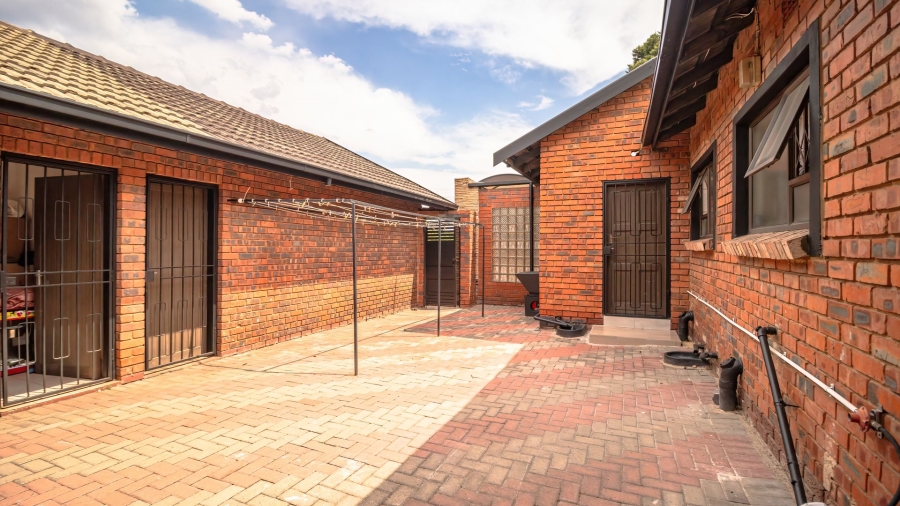 4 Bedroom Property for Sale in Brackenhurst Gauteng