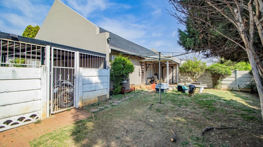 2 Bedroom Property for Sale in Albertsdal Gauteng