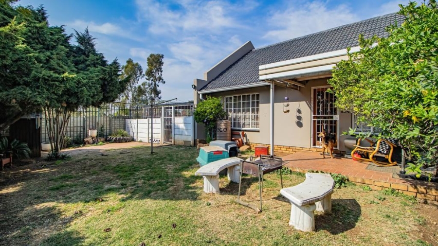 2 Bedroom Property for Sale in Albertsdal Gauteng