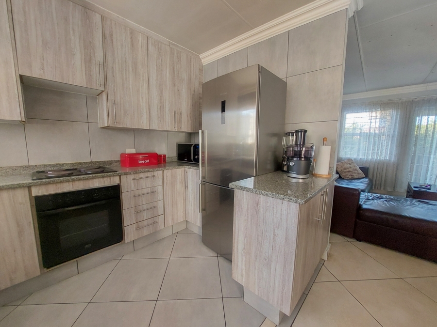 To Let 2 Bedroom Property for Rent in Fairland Gauteng