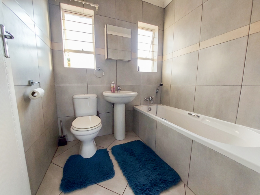 To Let 2 Bedroom Property for Rent in Fairland Gauteng