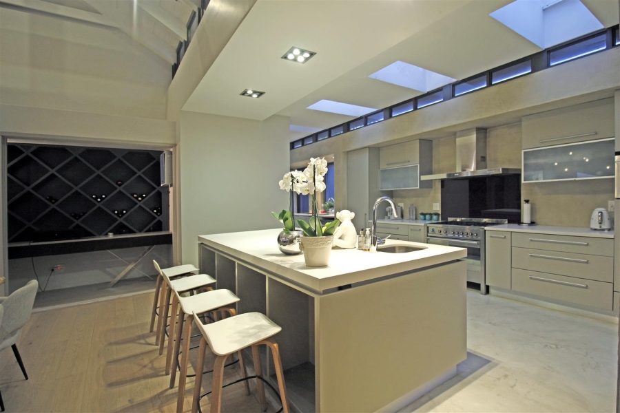 6 Bedroom Property for Sale in Benmore Gardens Gauteng