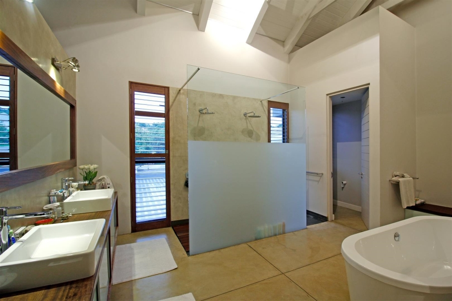 6 Bedroom Property for Sale in Benmore Gardens Gauteng