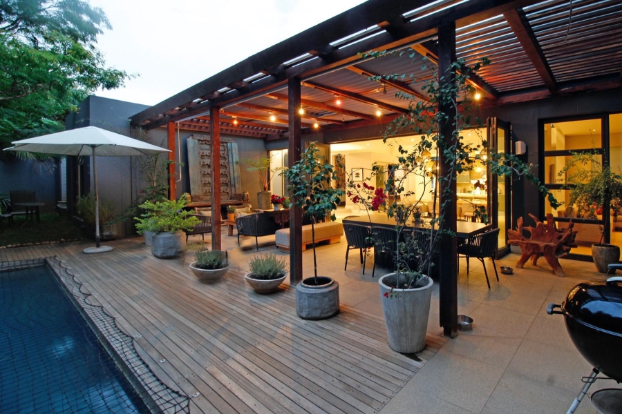 6 Bedroom Property for Sale in Benmore Gardens Gauteng