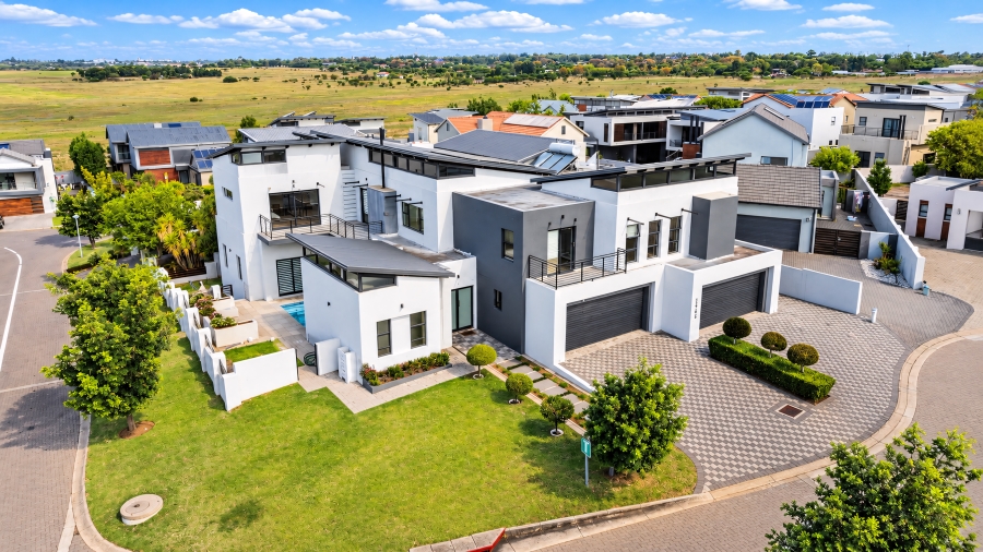 6 Bedroom Property for Sale in Copperleaf Estate Gauteng