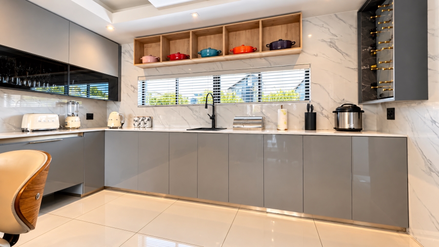 6 Bedroom Property for Sale in Copperleaf Estate Gauteng