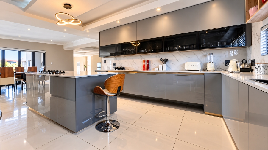 6 Bedroom Property for Sale in Copperleaf Estate Gauteng