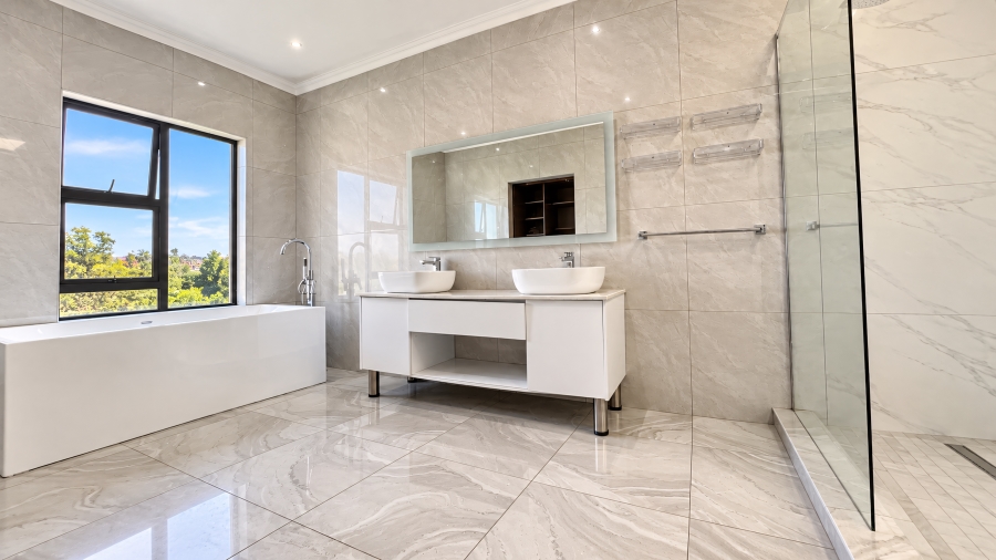 6 Bedroom Property for Sale in Copperleaf Estate Gauteng