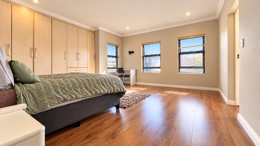 6 Bedroom Property for Sale in Copperleaf Estate Gauteng