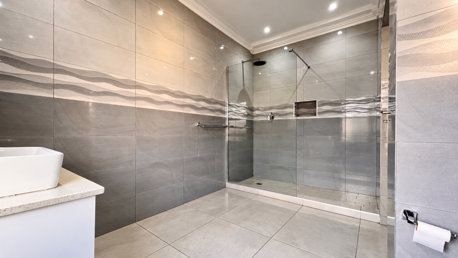 6 Bedroom Property for Sale in Copperleaf Estate Gauteng