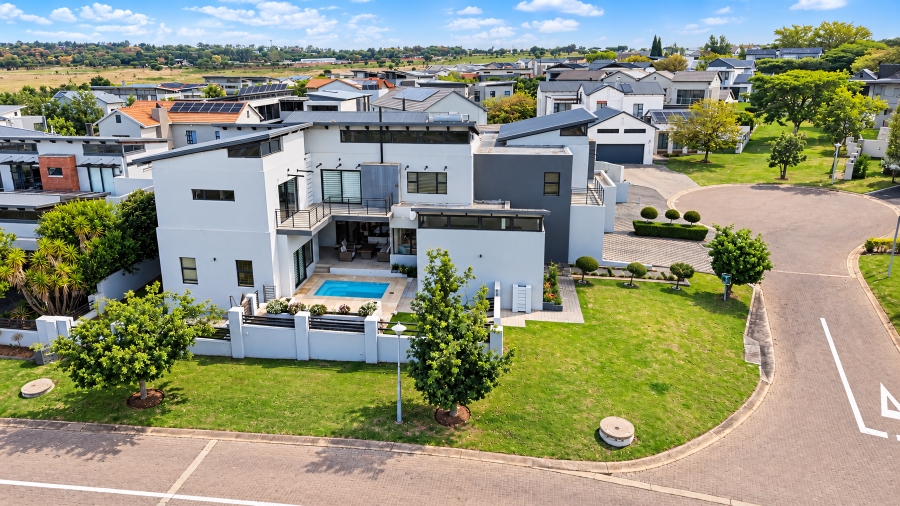 6 Bedroom Property for Sale in Copperleaf Estate Gauteng