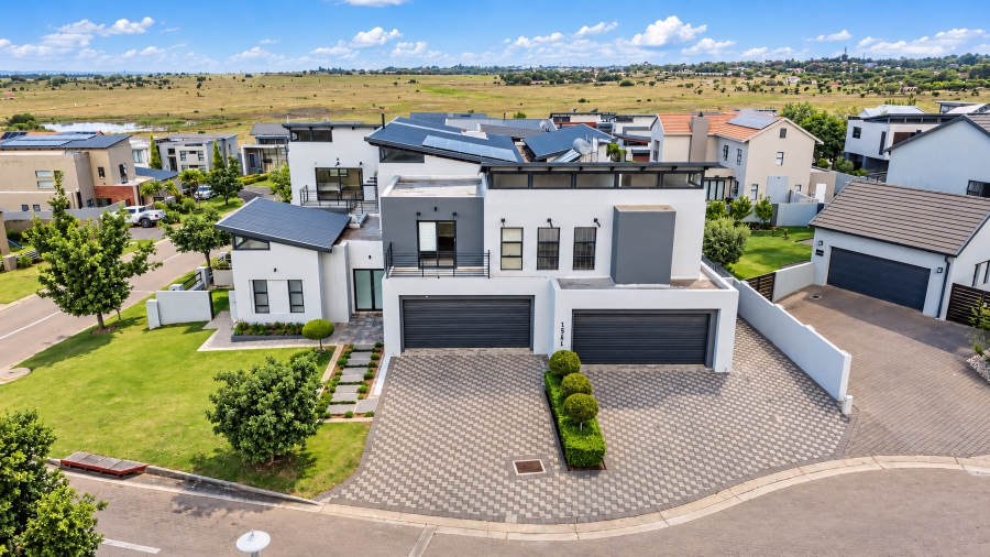 6 Bedroom Property for Sale in Copperleaf Estate Gauteng
