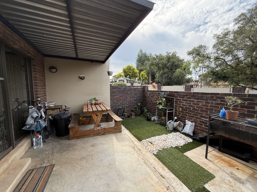 To Let 2 Bedroom Property for Rent in Sugar Bush Estate Gauteng