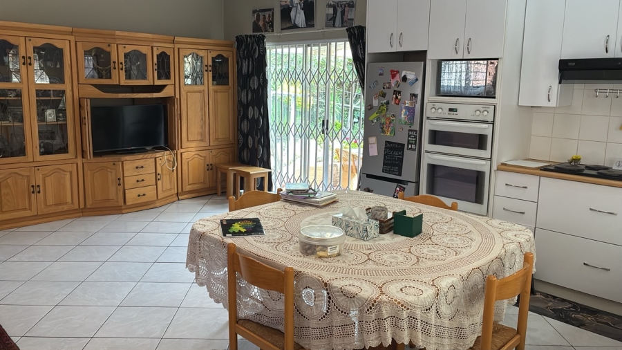 To Let 2 Bedroom Property for Rent in Mondeor Gauteng