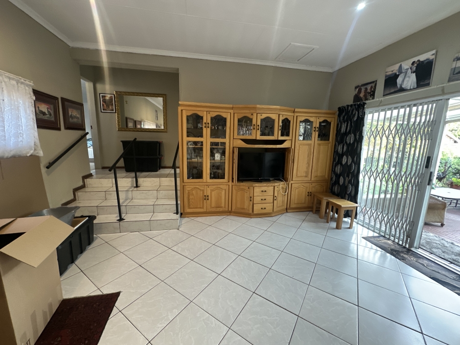 To Let 2 Bedroom Property for Rent in Mondeor Gauteng