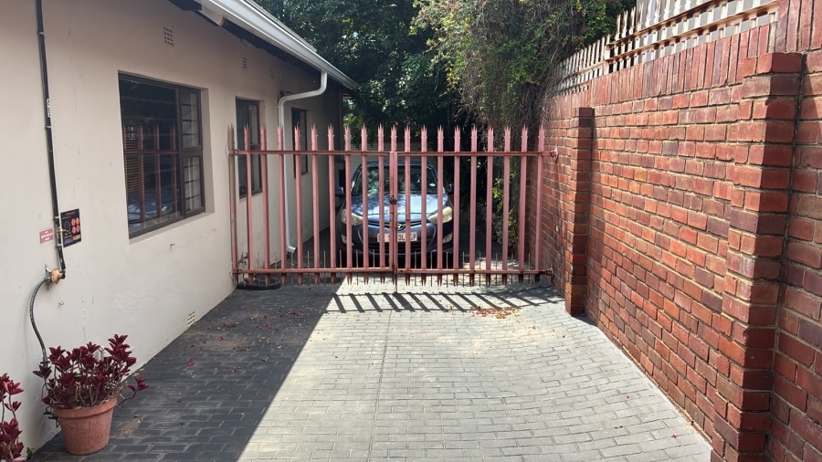 To Let 2 Bedroom Property for Rent in Mondeor Gauteng
