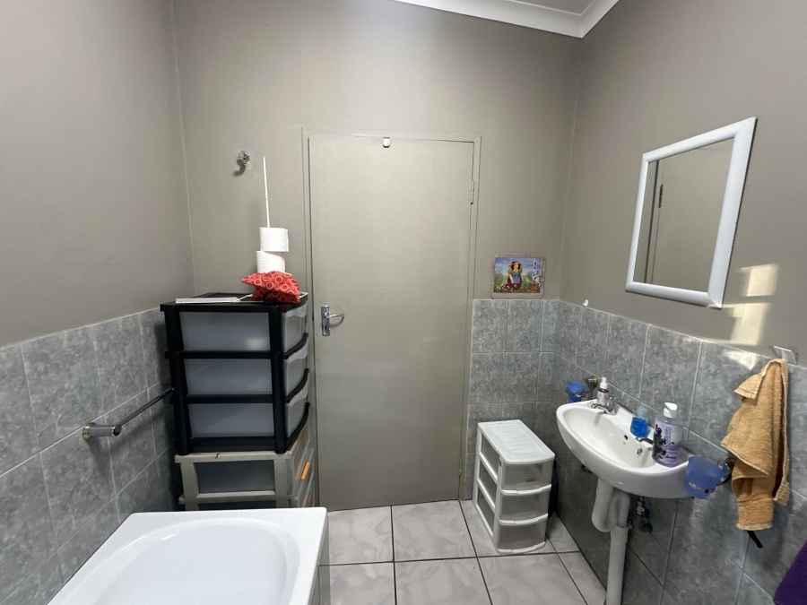 To Let 2 Bedroom Property for Rent in Mondeor Gauteng